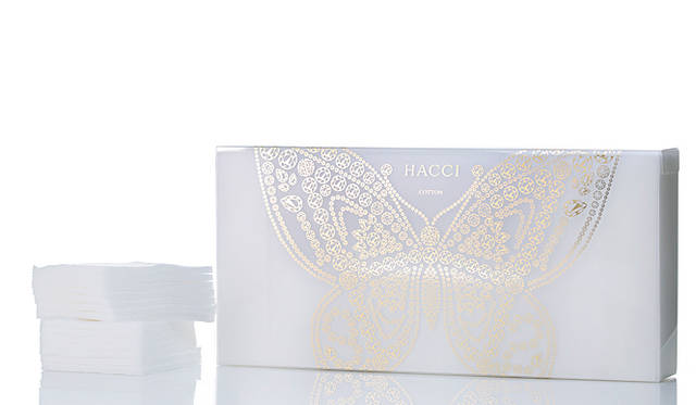 <strong>HACCI｜ハッチ</strong>　水の働きで繊維を編みこんでいることで肌負担がない大判コットン。高品質の天然コットン100％で、吸収力と放出性に優れ、毛羽立ちを防止。剥がしやすく伸びやすいコットンはフィット感抜群で、顔からボディケアまで幅広く多用途に使える。初回限定デザインのBOXはちょっとしたギフトにもピッタリ。「ラグジュアリーコットン」（60枚入・初回限定BOX）1836円（税込）