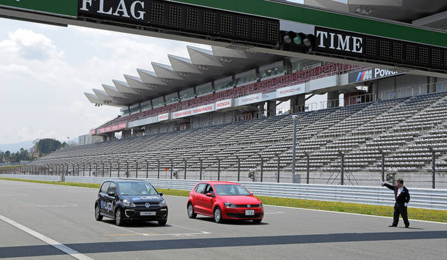 富士スピードウェイの本コースをつかって、「ポロ」と加速力を競うデモンストレーションがおこなわれた