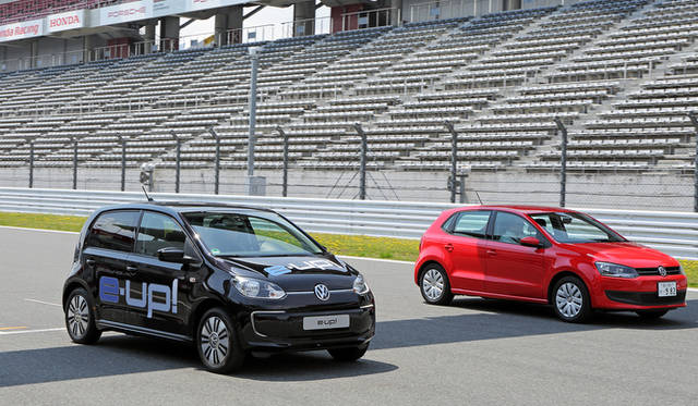 富士スピードウェイの本コースをつかって、「ポロ」と加速力を競うデモンストレーションがおこなわれた