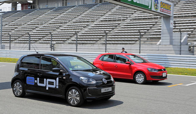 富士スピードウェイの本コースをつかって、「ポロ」と加速力を競うデモンストレーションがおこなわれた