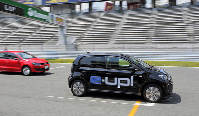 富士スピードウェイの本コースをつかって、「ポロ」と加速力を競うデモンストレーションがおこなわれた