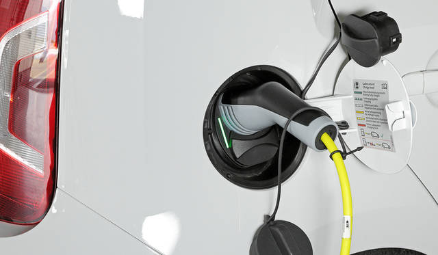 ボディ右側に充電口がそなわる。試乗車は国内で普及しているCHAdeMO対応ソケット