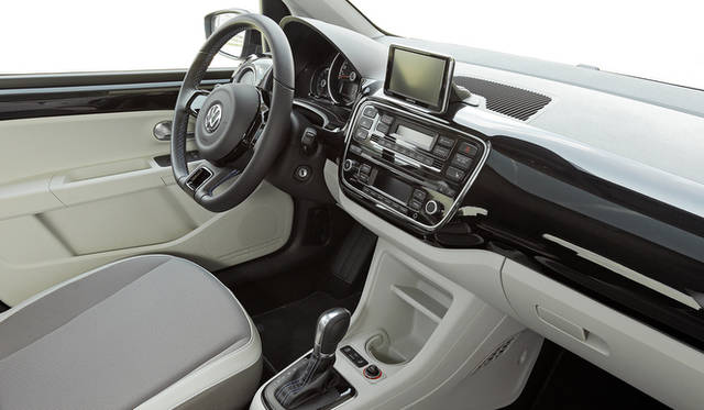 すべての配置は、ガソリンモデルと変わらない。ステアリングの根本に、キーシリンダーがそなわり、キーを差し回すというごくあたりまえの動作で起動させる