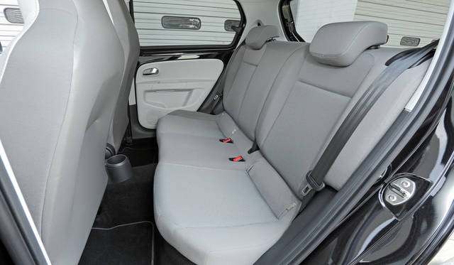 4ドアモデルのリアシート