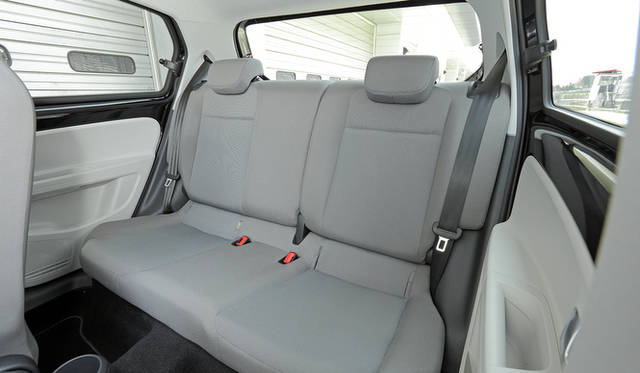 4ドアモデルのリアシート