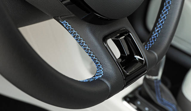 ハンドルにはテーマカラーのブルーのステッチがはいる