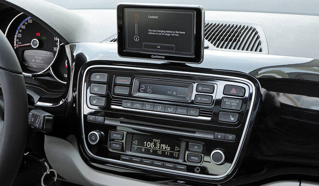 車載されたGARMINのナビは、車両コンピューターと連動し残り距離の表示などもおこなう