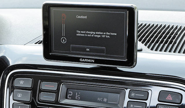 車載されたGARMINのナビは、車両コンピューターと連動し残り距離の表示などもおこなう