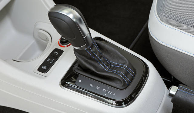 トランスミッションは前進1段のみだが、シフトレバーを倒すと回生ブレーキの強さを手動で