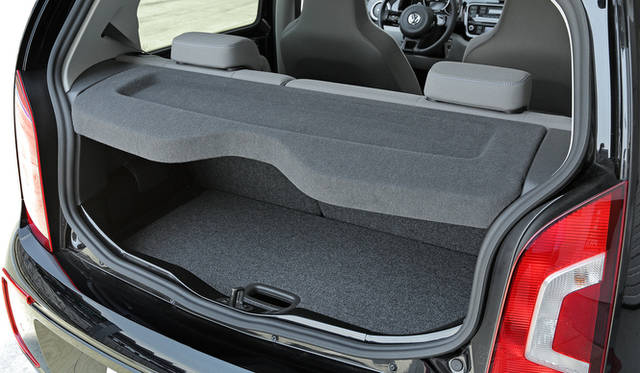 バッテリーは床下に配されており、ラゲッジルームへの侵入はない