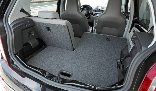 バッテリーは床下に配されており、ラゲッジルームへの侵入はない