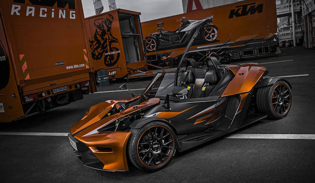 016_ktm_x_bow_gt オーストリアが誇る世界的なオートバイメーカー、KTMが2007年に開発したスポーツカー「X-BOW」。今回、通常のX-BOWにウェザープロテクションを持たせ、その名のごとく長距離ツーリングにも乗って出られるモデルとして企画された最新グレード「KTM X-BOW GT」に、嶋田智之氏が試乗した