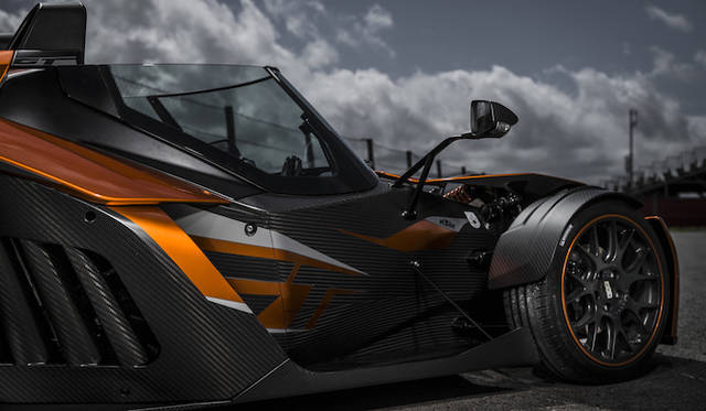 040_ktm_x_bow_gt ドアどころかフロントウインドーさえ持たない通常のX-BOWではスパルタン過ぎる。そこでフロントウインドーと跳ね上げ式のサイドウインドーをそなえ、100km/hのスピードにまで耐えられる簡易型ソフトトップが用意されたのが、この“GT”だ