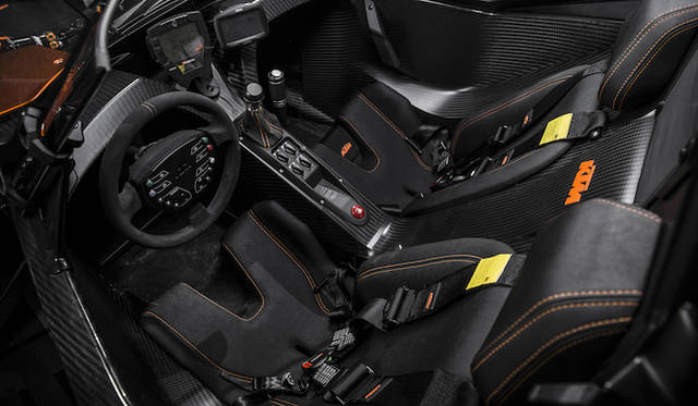 053_ktm_x_bow_gt まるでフォーミュラカーのようなレイアウトをもつ、KTM X-BOW GTのコクピット