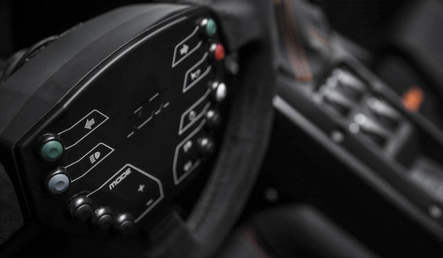 056_ktm_x_bow_gt ステアリングには、走るために必要なスイッチ類だけが、シンプルに配列される