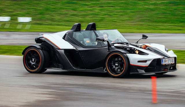 076_ktm_x_bow_gt ショート&ワイドのKTM X-BOW GT。今やスポーツカーでも常識になっているABSだとかトラクションコントロールのような電子デバイスは何ひとつそなわっていないが、この人車一体感はやっぱり堪らない。走りの切れの良さと天井知らずの楽しさ、刺激のキツさは、窓のあるなしに関わらず強烈なのだ