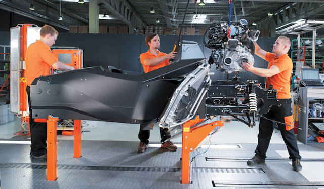 089_ktm_x_bow_gt X-BOWの構成は非常にシンプルだ。カーボンモノコックのメインフレームにアルミ製のリアフレームを結合し、そこに直4ターボエンジンをミドシップマウントされる