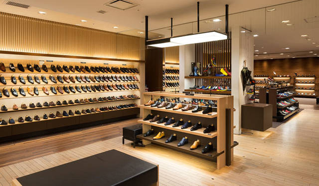 <strong>ISETAN MEN’S｜伊勢丹</strong>　リーガルレインシューズ 各1万4000円（税抜）