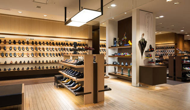 <strong>ISETAN MEN’S｜伊勢丹</strong>　リーガルレインシューズ 各1万4000円（税抜）