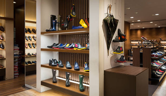 <strong>ISETAN MEN’S｜伊勢丹</strong>　リーガルレインシューズ 各1万4000円（税抜）