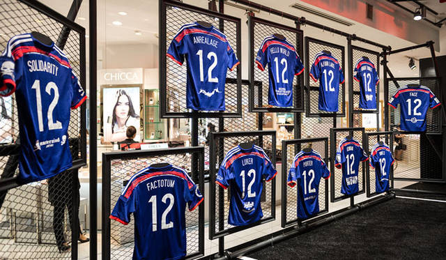 <strong>ISETAN｜伊勢丹</strong>　伊勢丹新宿店本館1階＝ザ・ステージ「adidas enjin collection」特設ブース　※ブルーのTシャツは展示用の見本