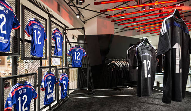 <strong>ISETAN｜伊勢丹</strong>　伊勢丹新宿店本館1階＝ザ・ステージ「adidas enjin collection」特設ブース　※ブルーのTシャツは展示用の見本