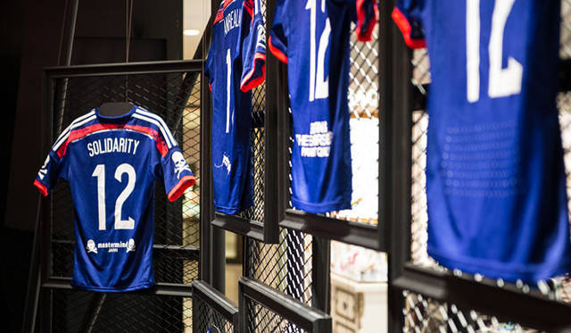 <strong>ISETAN｜伊勢丹</strong>　伊勢丹新宿店本館1階＝ザ・ステージ「adidas enjin collection」特設ブース　※ブルーのTシャツは展示用の見本