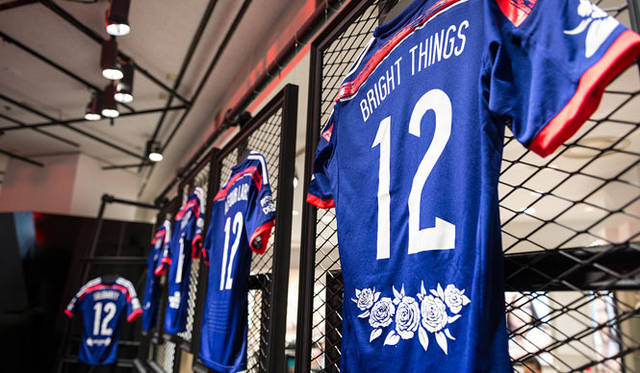 <strong>ISETAN｜伊勢丹</strong>　伊勢丹新宿店本館1階＝ザ・ステージ「adidas enjin collection」特設ブース　※ブルーのTシャツは展示用の見本