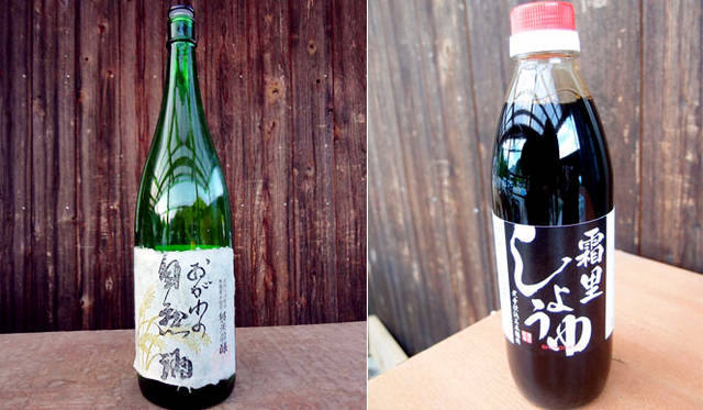 <strong>REPORT｜埼玉県・小川町「霜里農場」</strong>　下里地区で栽培されたお米や大豆、小麦で作られている日本酒（左）と醤油（右）