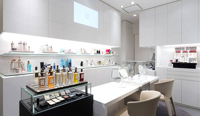 日本ではザ・ギンザ限定販売の「セルジュ・ルタンス」フレグランス＆メーキャップラインも取り揃えている