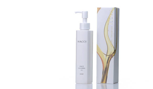 <strong>HACCI｜ハッチ</strong>　はちみつ配合量を10倍に、保湿力と抗酸化力をさらに強化してリニューアル。95パーセント植物由来成分配合。HACCI クレンジングオイル [150mL] 3500円（税抜）