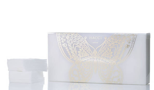 <strong>HACCI｜ハッチ</strong>　肌負担のない大判コットン。初回限定のクリアボックスは、ドレッサーに置いたときのビジュアルの美しさを追求したデザイン。HACCI ラグジュアリーコットン 60枚入り（初回限定デザインクリアBOX）1700円（税抜）