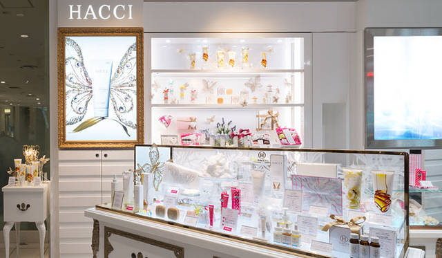 <strong>HACCI｜ハッチ</strong>　HACCI伊勢丹新宿店（東京都新宿区新宿3-14-1　伊勢丹新宿店本館 1F） Tel. 03-3359-8578（直） 営業時間｜10:30～20:00 ※コスメ商品のみ取り扱い