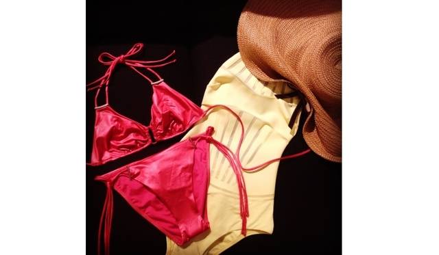 <strong>LA PERLA｜夏到来！ラ ペルラ銀座路面店にてビーチフェア開催</strong>　（左より）ビキニショーツ　2万3000円、ワンピース　5万円、ハット　2万7000円（すべて税抜き）