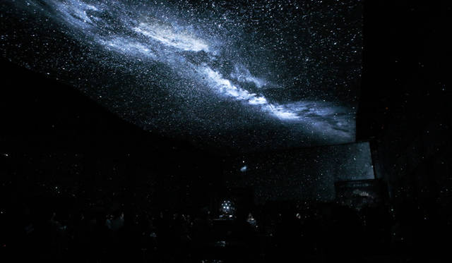 <br />キリン・ディアジオのスコッチウィスキー「JOHNNIE WALKER（ジョニーウォーカー）」が主催する完全招待制イベント「プラネタリウム ブラック バー」が、5月21日（水）から25日（日）までの5日間、東京・青山にある「スパイラルホール」にて開催された