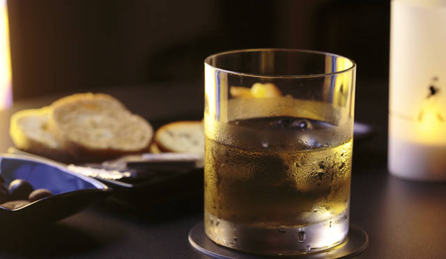 <br />星空に溶け込むブラックのハイテーブルにセットされたコースターやキャンドルは「ジョニーウォーカー」のオリジナルデザイン