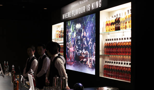 <br />暗闇に浮かびあがるバーカウンター。9種のウイスキードリンクとソフトドリンクを用意して来場者を迎える