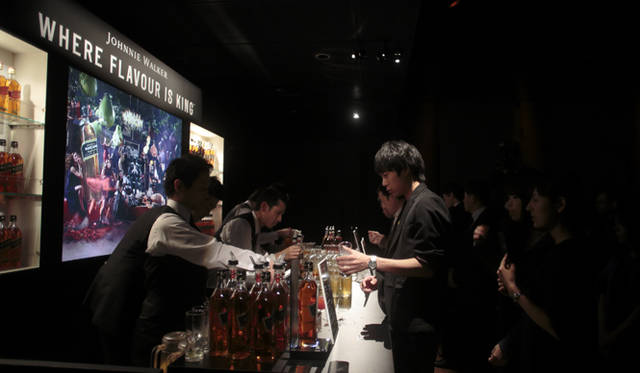 <br />バーカウンターはつねに大盛況。4人のバーテンダーのもとに長い列ができる