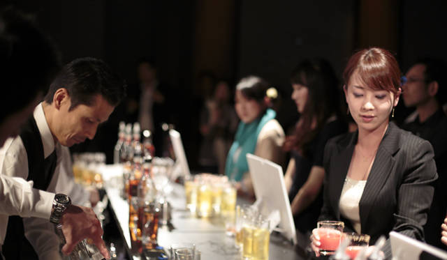 <br />やはり女性客にはオリジナルカクテルが人気のようす。とくにキリン「午後の紅茶」を使った「ジョニーウォーカー ウィズ ティー アンド アップルムース～紅茶割り リンゴのエスプーマをのせて～」は爽やかなフレーバーで飲みやすく、トマトジュースで割った「ジョニーウォーカー バノックバーン～トマトジュースにペッパーを添えて～」は、“おいしい”驚きを与える個性的な味わい