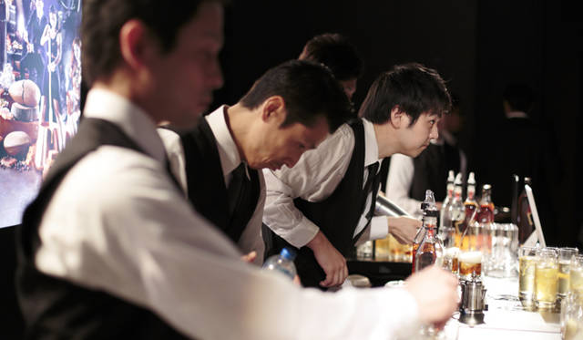 <br />大賑わいのバーカウンターも4人のバーテンダーが手際よくドリンクを振る舞い、列はスムーズに回転。来場者の男女比はやや男性が多いように感じられる