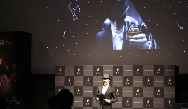 <br />ブランドロゴにもなっている“ストライディングマン”に扮したMCが登場し、このバーの楽しみ方の趣旨を伝える