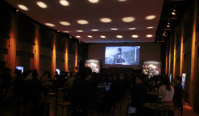 <br />イギリスの俳優、ロバート・カーライル出演のブランドムービーが来場者をお出迎え。約7分間にわたる映像は、なんとワンカットで撮影されている