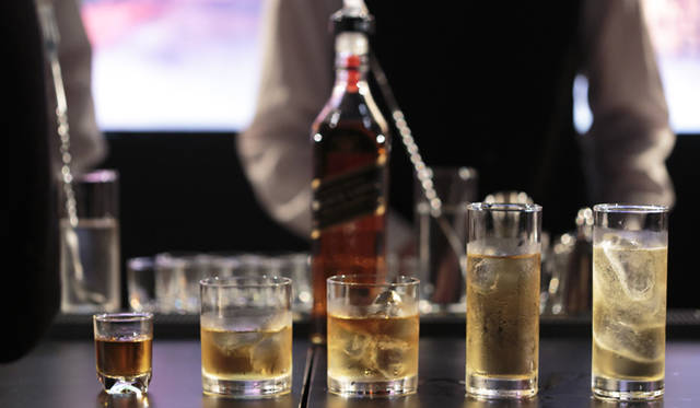 <br />「ジョニーウォーカー ブラックラベル12年」によるスタンダードなメニュー。左からストレート、ロック、ツインハーフ、水割り、ハイボール