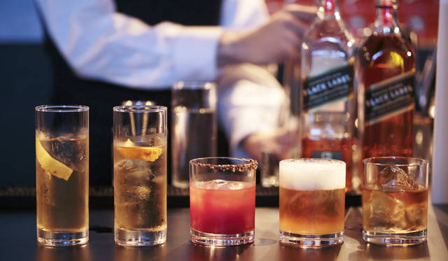 <br />この日のためにレシピを考案したというオリジナルカクテル。左から「ハニーレモンハイボール」、「オレンジピールハイボール」、「ジョニーウォーカー バノックバーン～トマトジュースにペッパーを添えて～」、「ジョニーウォーカー ウィズ ティー アンド アップルムース～紅茶割り リンゴのエスプーマをのせて～」（右端はスタンダードメニューのツインハーフ）