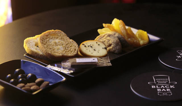 <br />ナッツやローステッドアーモンド、スモークチーズ、ドライフルーツ、フレーバーラスク、フレーバーチョコレートがワンプレートに盛られたフード