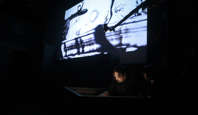 <br />プラネタリウムの合間にはサンドアート（砂を使ったアート）によるパフォーマンスもおこなわれた