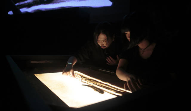 <br />この日、幻想的なライブを披露したのは、サンドアートパフォーマンス・グループ“SILT”