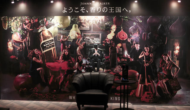 <br />会場入口には、「WHERE FLAVOUR IS KING ようこそ、香りの王国へ。」と題したキャンペーンビジュアルを背景に、用意されたブラックジャケットとハットを身に着け、“ストライディングマン”になりきって写真が撮れるフォトブースが設置された