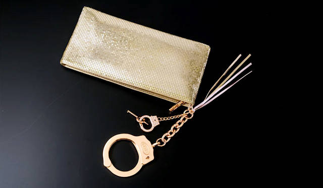 <strong> CUFFZ｜カフス</strong>　「Bling Bling CLUTCH（ブリン ブリン クラッチ）」（シャンパンゴールド）2万5920円（税込）