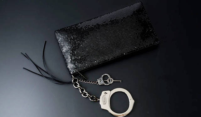 <strong> CUFFZ｜カフス</strong>　「Bling Bling CLUTCH（ブリン ブリン クラッチ）」（ブラック）2万5920円（税込）